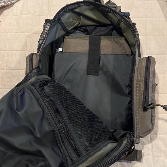 High Speed Daddy Diaper Bag EUC
Retails Amazon: $94 - Picture 6 of 7